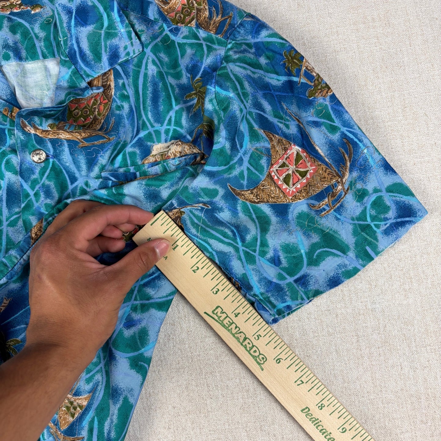 Vintage Hawaiian Loop Collar Rare Vibrant Shimmering Waters Medium Button Shirt