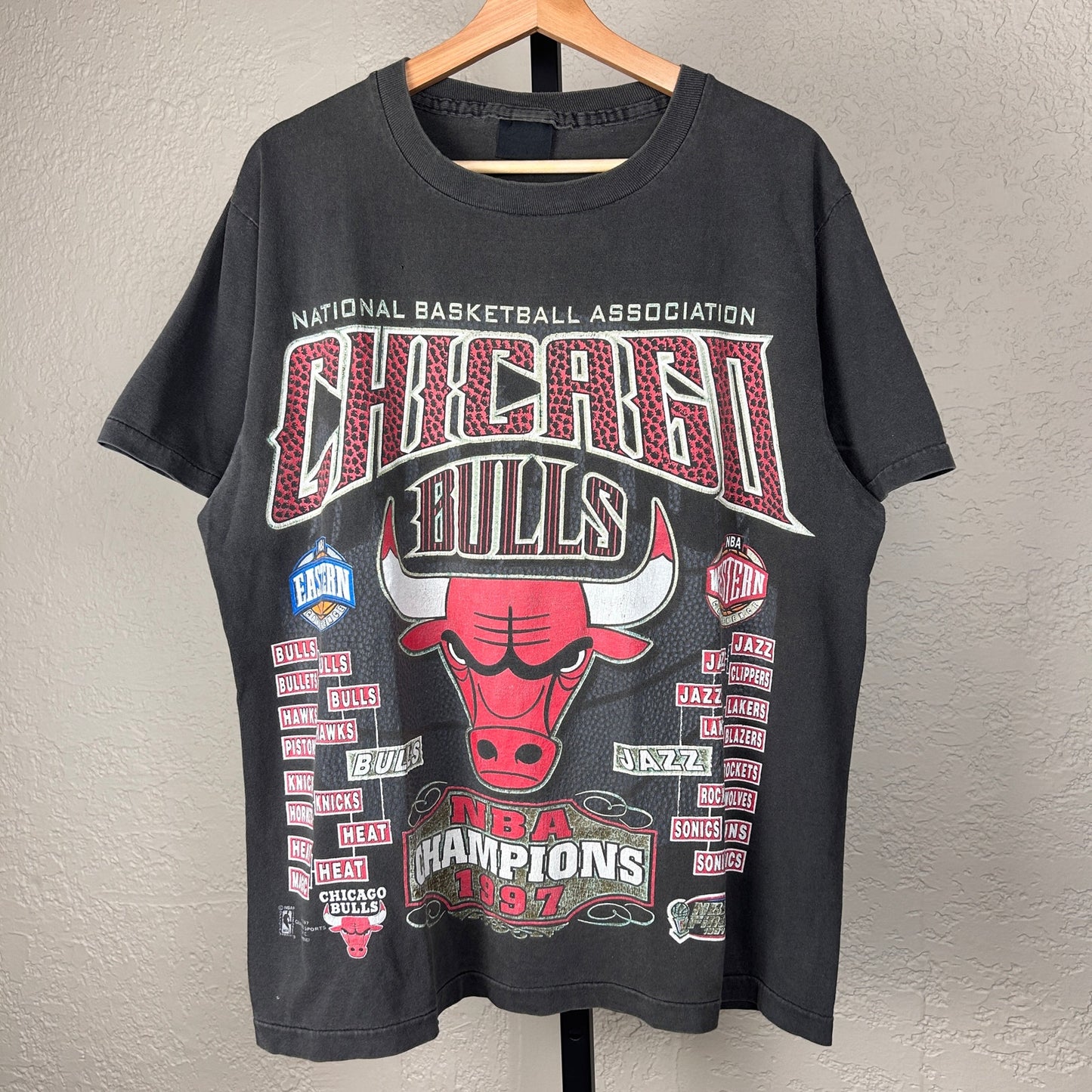Chicago Bulls 1997 NBA Champions XL Faded Vintage Tee