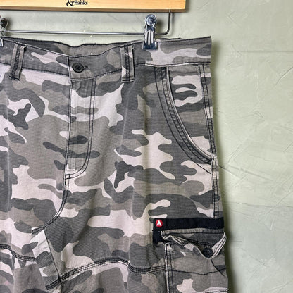Y2K Army Camo Baggy Cargo Airwalk Shorts Sz 36
