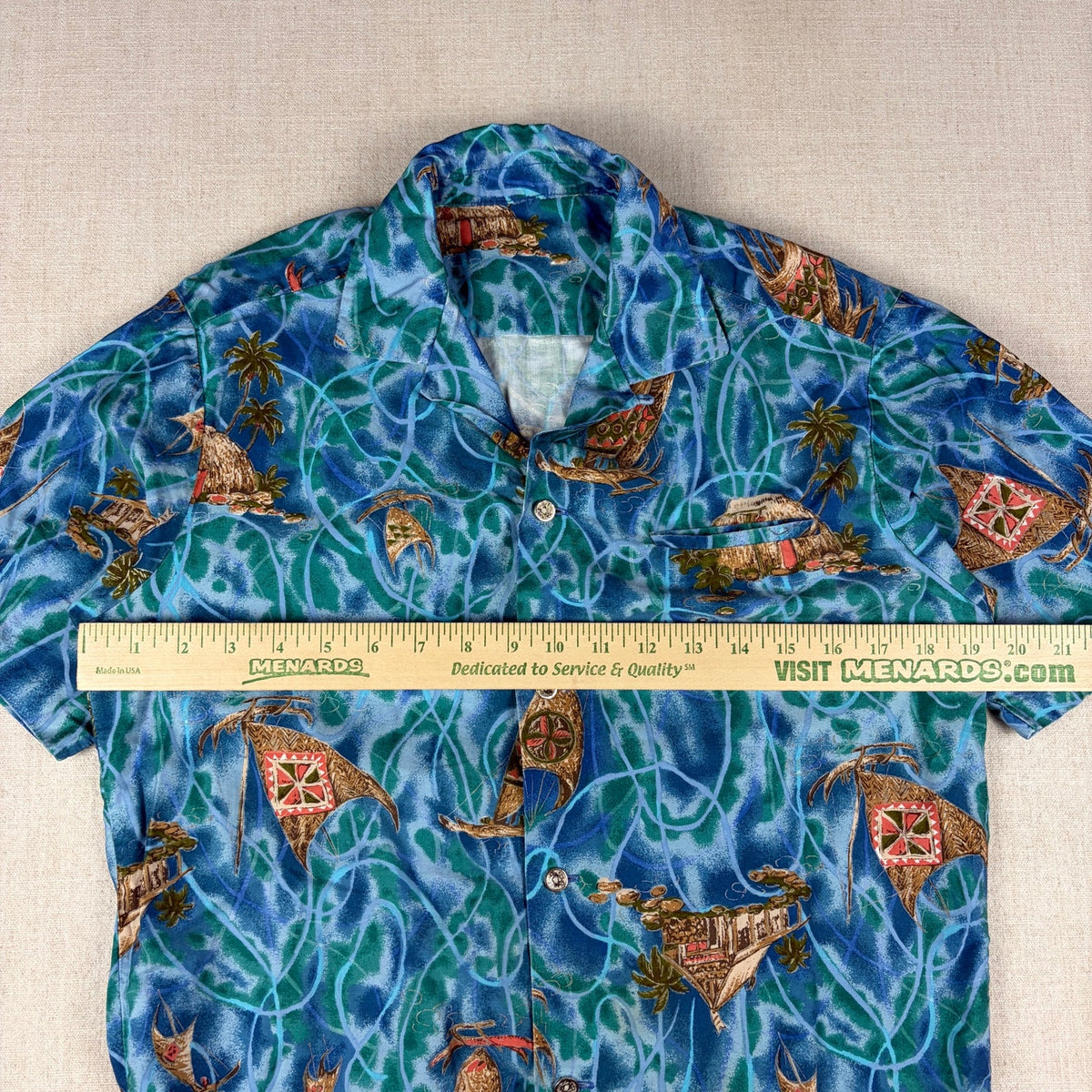Vintage Hawaiian Loop Collar Rare Vibrant Shimmering Waters Medium Button Shirt