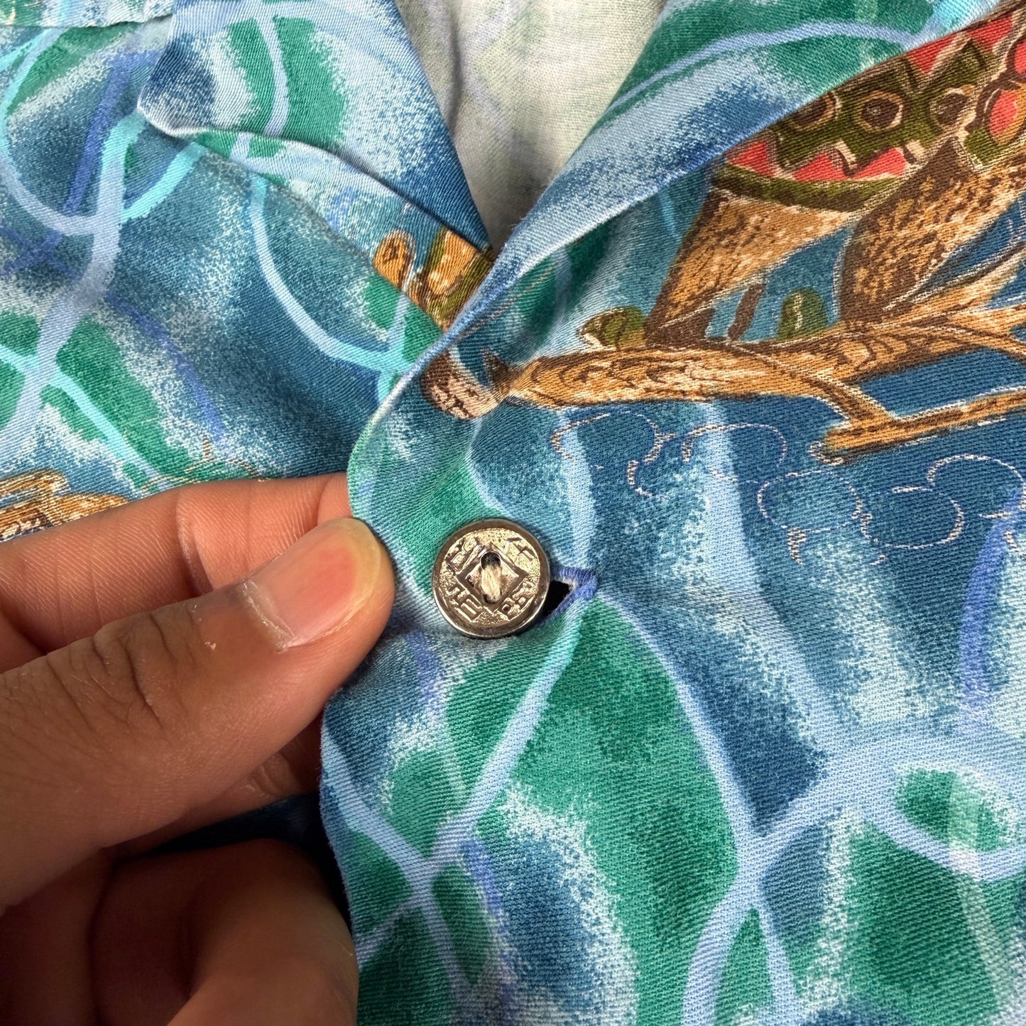 Vintage Hawaiian Loop Collar Rare Vibrant Shimmering Waters Medium Button Shirt