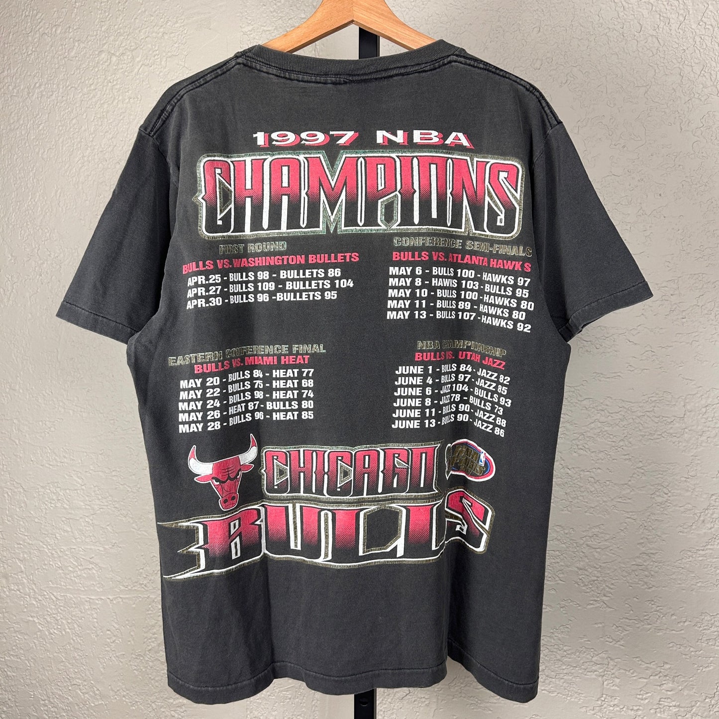 Chicago Bulls 1997 NBA Champions XL Faded Vintage Tee